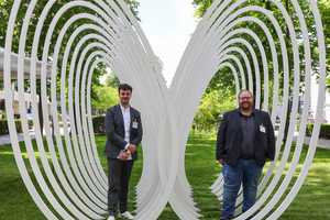  Architekt Michael Wezstein (links) und Metallbaumeister Markus Ruf haben das Dank-Mal gemeinsam umgesetzt. 