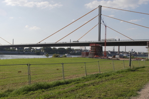  <div class="bildtext">Wie die alte Brücke wird auch die neue Rheinbrücke (A40) Neuenkamp in Duisburg eine Schrägseilbrücke sein.</div> 