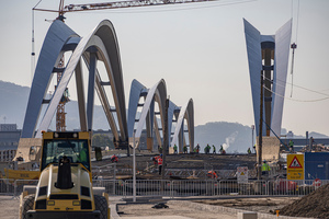  Aus Tradition bestehen die Donaubrücken in Linz aus Stahl — so auch die „Neue Eisenbahn-brücke“.  