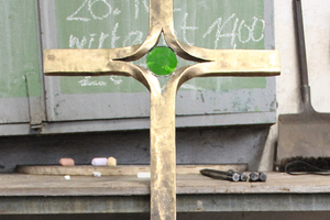  In Arbeit von Lukas Nelkenbrecher: Das Grabkreuz aus Bronze mit Glaseinlage. 