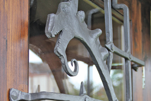  Das Drachengitter schmückt und schützt die Tür des Hauses in einem Naumburger Garten, in dem ein Musiker Instrumente aufbewahrt. 