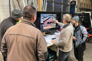  Zur morgendlichen Teambesprechung treffen sich die Mitarbeiter am Touchscreen. 