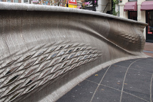  Blick von der Brücke auf die perforierten ­Geländergefache. 