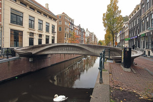  Die Brücke von MX 3D überquert in Amsterdam den Oudezijds ­Achterburgwal auf Höhe der Hausnummer 116B.  