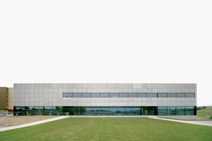  Belobigung: Kultur- und Sportkomplex in Romont von Gnwa Gonzalo Neri &amp; Weck Architekten.<br /> 