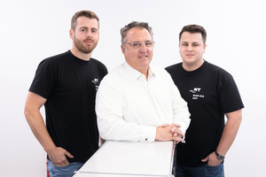  Geschäftsführer Michael Thomas (Mitte) mit seinen beiden Söhnen Luke und Noel Thomas, die beide im Unternehmen tätig sind. 