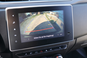  Das Bild der Rückfahrkamera wird auf den Multimediamonitor des ­On-Board-Infotainmentsystems projiziert. 