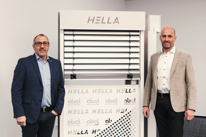  v.l.: Andreas Kraler von Hella und Klaus Peter Abel von Abel Metallsysteme haben das Komplettsystem mit vielen Vorteilen für den Verarbeiter entwickelt. 