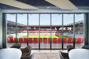 Moderne schlanke bodentiefe Fensterelemente ermöglichen einen perfekten Blick ins Stadion. 