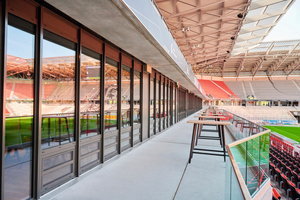  Viele Quadratmeter Fenster ermöglichen von den Stadiongängen den Blick hinaus auf das Spielfeld des SC Freiburgs. 