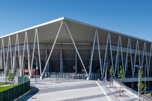  Insgesamt hat der Betrieb Stahl- und Anlagenbau Schädlich ca. 2.600 t Stahl für den Stadionbau verarbeitet. 