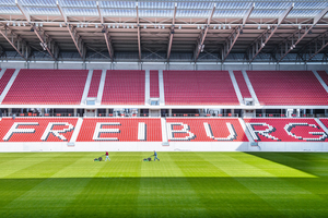  Die Tribünen werden von einer 24.000 m² großen Stahldachkonstruktion überdacht. 