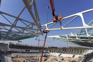  Die Hauptträger über den Tribünen kragen ca. 3.850 m zum Innenraum des Stadions frei aus. 