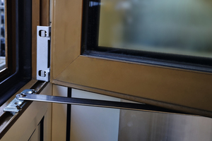  Mit neuem Band und Öffnungsbegrenzer sorgen die sanierten Fenster für mehr Bedienkomfort und Sicherheit.  