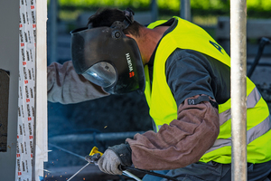  Montageteams fügen die Raummodule auf der Baustelle zusammen. 