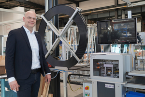  Olaf Pantel, Leiter von Fabrication Products bei Schüco, berät ­Metallbau Langer; so auch bei der Anschaffung des Riegelstangenautomaten. 