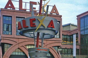  Die 17 Meter hohe Alexa-Stele — die Stahlskulptur vor dem Media Markt stammt aus der Werkstatt von Schmitz. 