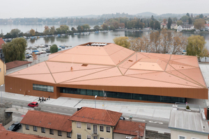  <div class="bildtext">Augenfällig mit den kupfterfarbenen polygonalen Blechen für die Dachabdeckung und Verkleidung der Fassade: die Inselhalle Lindau.</div> 