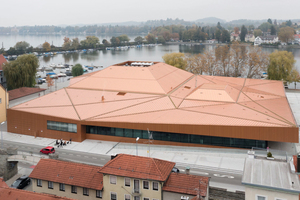  Augenfällig mit den kupfterfarbenen polygonalen Blechen für die Dachabdeckung und Verkleidung der Fassade: die Inselhalle Lindau. 