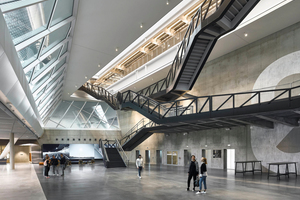  Blickfang und Kommunikationszentrum im Foyer der adidas Arena: die freitragende Stahltreppe.  