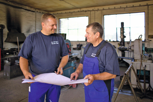  Metallbaumeister Robert Wüst (l.) unterstreicht im Umgang mit seinen Mitarbeitern die familäre Atmosphäre. 