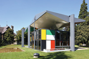  <div class="bildtext">Die Südostansicht des Pavillon Le Corbusier am Seeuferpark am Zürichhorn inmitten einer Parkanlage.</div> 