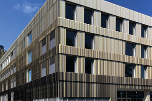  Die Internationale Schule in Differdange/Luxemburg hat von MLL eine Fassadenverkleidung aus farbigen Lamellen erhalten.   