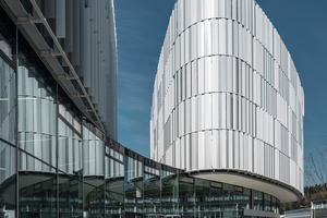  Das Gebäude der Robert Bosch Automotive Steering in Schwäbisch Gmünd verändert seine Fassade je nach Wetterlage. 