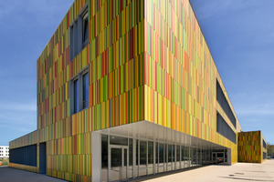  Die Mark Twain Schule in Ulm hat eine farbenfrohe, augenfällige Aluminium-Lamellenfassade erhalten.  