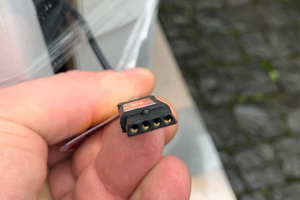  Plug and play wurden die dimmbaren Sonnschutzscheiben über die Profile an das Elektronetz angeschlossen. Aus den Rahmen führten bis zu 38 m lange Steuerungskabel. 