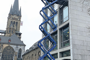  Mehraufwand: Weil das Glas nicht rechtzeitig geliefert wurde, musste zunächst ein provisorisches Glas eingesetzt werden. Beim Tausch war die Baustelle bereits abgerüstet, eine Hebebühne wurde genutzt. 