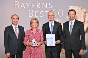  Bayerns Wirtschaftsminister Hubert Aiwanger (l.) und Jurymitglied Stefan Schmal (r.) überreichten Dr. Dorothee und Dr. Heinrich Strunz den Bayerns Best 50 Award 2022 bei der Preisverleihung in Schloss Schleißheim.  