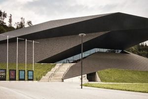  Eine scharfkantige Fassade charakterisiert das schwarze Festspielhaus in Erl. 