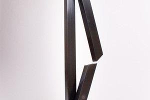  Erster Preis Metallgestaltung: Martin Larasser mit seinem Lichtobjekt. Das Werkstück zeichnet technisch raffinierte Details aus. 