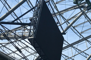  Das Stahlgestell für die Anzeigentafel in der Heinz von Heiden Arena haben „die Jungs“ von Carsten Braunholz in luftiger Höhe montiert. 