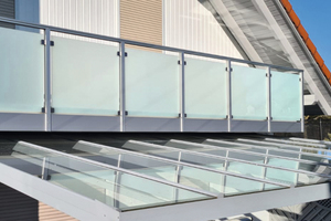  Eine Konstruktion mit Finesse: Ein Glas-Alu-Balkongeländer mit einer Glas-Alu-Terrassenüberdachung.  