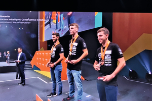  Die Sieger im Ausbildungsberuf Metallbau Fachrichtung Konstruktionstechnik: Julian Gemperli (Sieger/mitte ), Mirco Hegner (Platz 2/l.) und Samuel Sturzenegger (Platz 3/r.). 