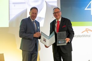  Christian Wurst überreicht Prof. Dr. Peter Schaumann von der Universität Hannover die Auszeichnung des Deutschen Stahlbaus. 
