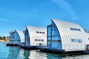  Das Feriendomizil Open-Water-Resort: Die fünf Wasserbauten sind angedockt an einen rund 60 Meter langen Steg.  