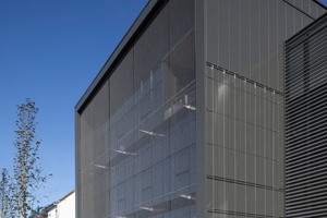  Die Glasfassade des Gebäudes ist vom Metallgewebe Multi-Barrette 8123 verhüllt und schützt so auch vor UV-Strahlung. 