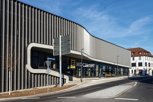  Für den Edeka Neubau in Albstadt lieferte Schäfer 1.250 m² Aluminium-Lochbleche. 