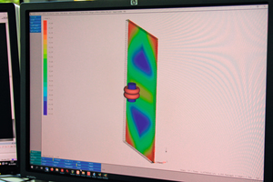  Der Statiker kann mit dem finite Elemente Programm SJ MEPLA für die Tragwerksplanung Experimente simulieren: Das Bild zeigt einen simulierten Pendelschlagversuch. 