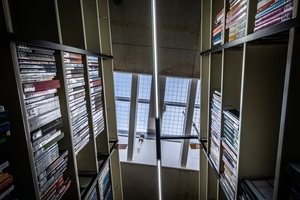  Die Bibliothek wird über das Dach blendfrei ausgeleuchtet. 