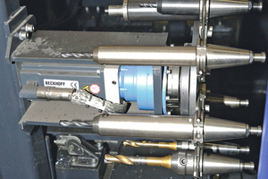  In horizontaler Lage die acht Werkzeuge —  wie etwa der Bohrer im Vordergrund, den sich die Maschine automatisch greift bzw. bei Bedarf wechselt. 