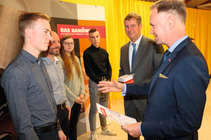  Jan-Ole Jähnig erhält die Urkunde für den zweiten Platz beim Bundesleistungswettbewerb. 