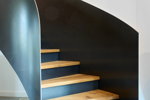  Die Kombination aus Metall und Holz erfreut sich großer Beliebtheit - auch im Treppenbau. 