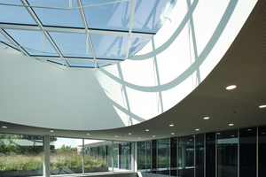  Lichtdächer unterstützen die Umsetzung eines transparenten, energieeffizienten Gebäudes. 