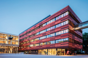  Intelligente Lamellen mit menschlicher DNA am Campus der Uni Linz. 