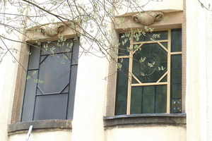  Die Außenansicht zeigt links ein altes Fenster und rechts ein erneuertes Stahlfenster. 