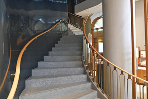  Die Treppe in einer Hermes Boutique in Zürich schwingt sich frei nach oben.  